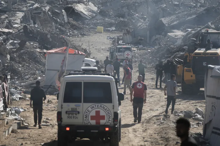 إصابة فلسطينيين وقصف جوي ومدفعي على القطاع تزامناً مع بدء لجنة شعث رسمياً إدارة غزة