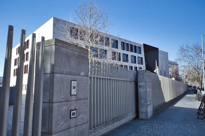 Farbattacke auf türkische Botschaft in Berlin