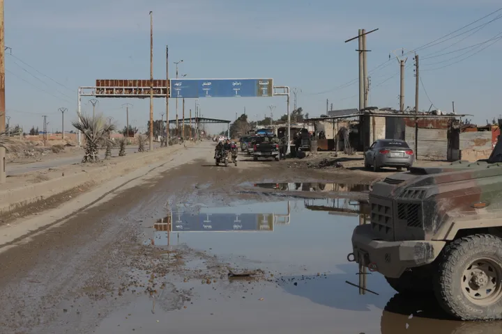 الداخلية السورية تتسلّم سجن "الأقطان" من YPG الإرهابي مع بدء نقل 800 عنصر إلى عين العرب