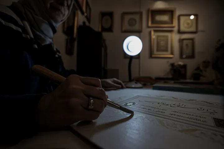 E frymëzuar nga një artikull gazete, artistja turke filloi të mësonte mjeshtërinë e tez'hibit