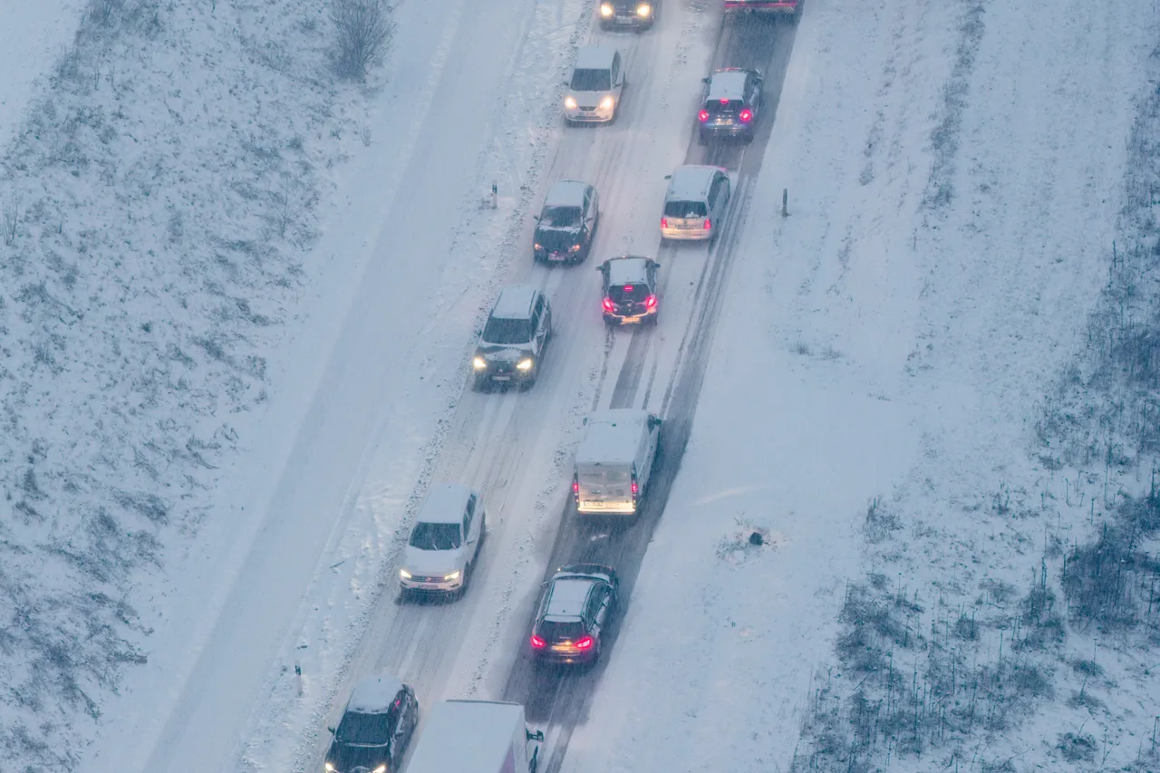 Zahlreiche Unfälle und Verkehrsbehinderungen durch Eisregen und Schnee