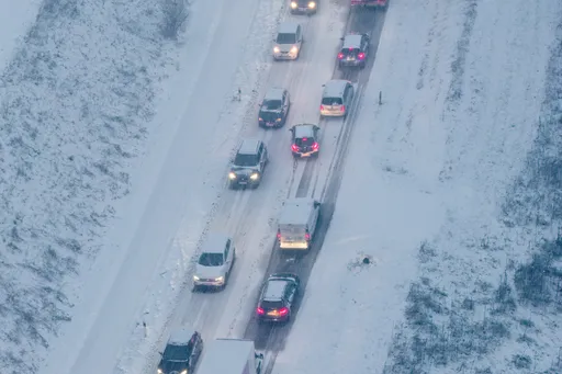 Zahlreiche Unfälle und Verkehrsbehinderungen durch Eisregen und Schnee