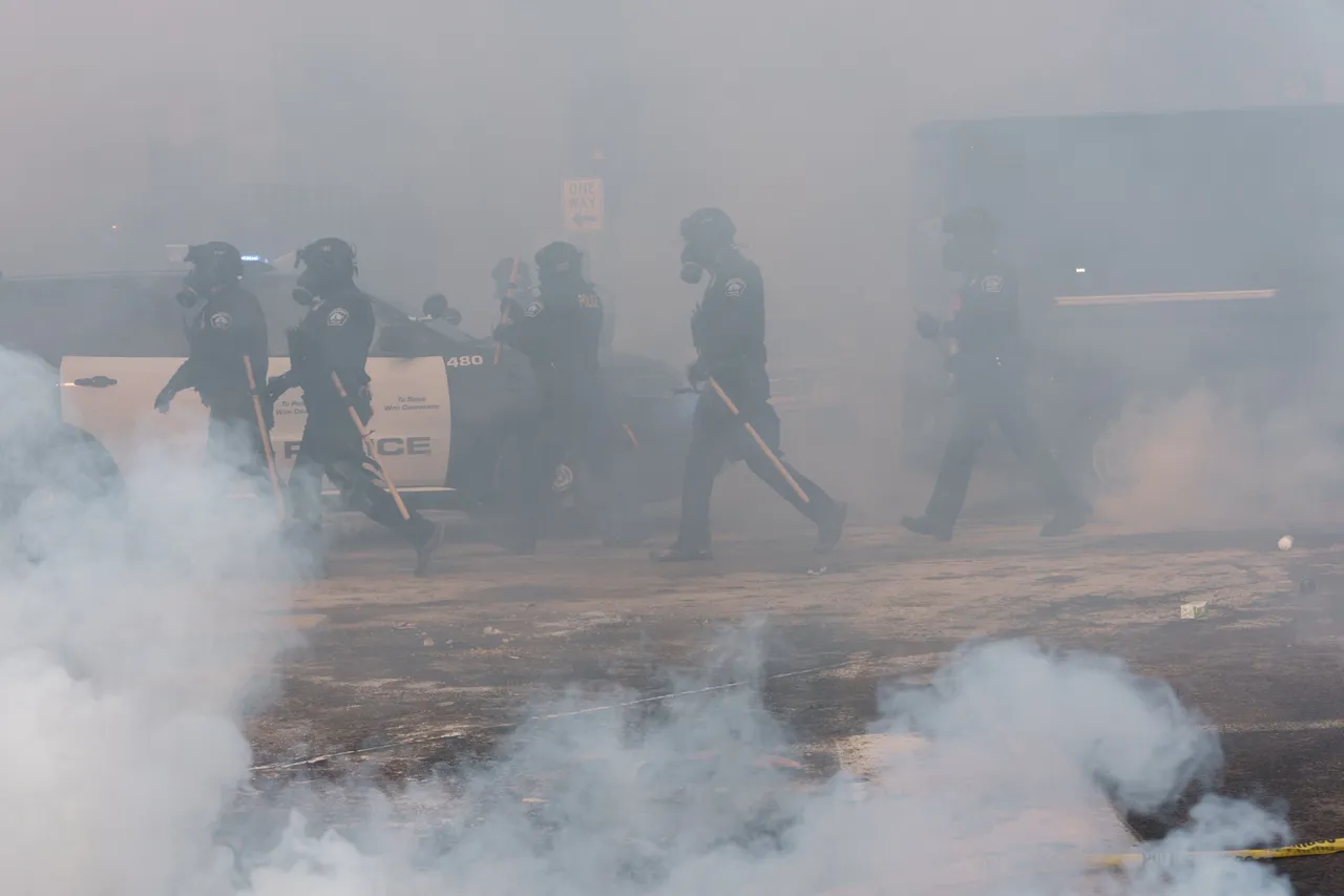 ترمب ينظر في عنف إدارة الهجرة ضد الاحتجاجات في مينيسوتا ويحمِّل الديمقراطيين مسؤولية مقتل شخصين