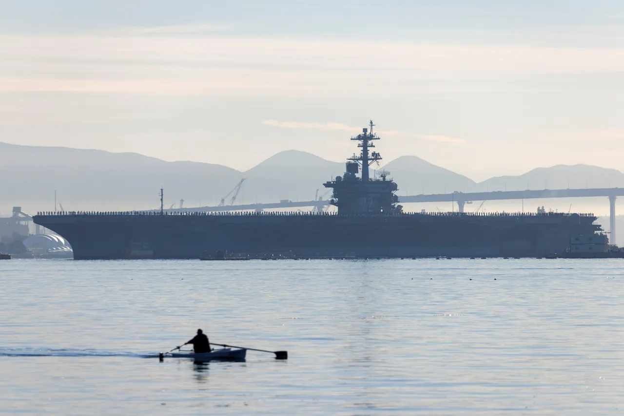 بازدید ویتکاف و کوشنر از ناو هواپیمابر آبراهام لینکلن در دریای عمان