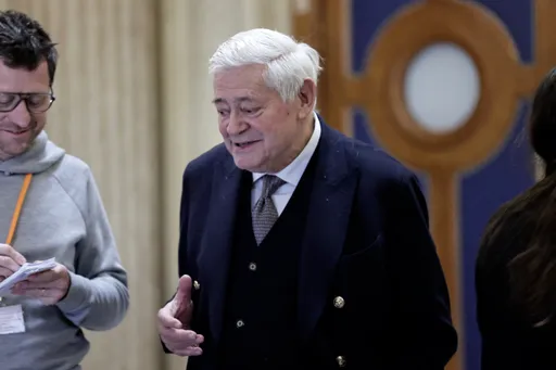 Procès des assistants parlementaires du FN: Gollnisch admet un “système”