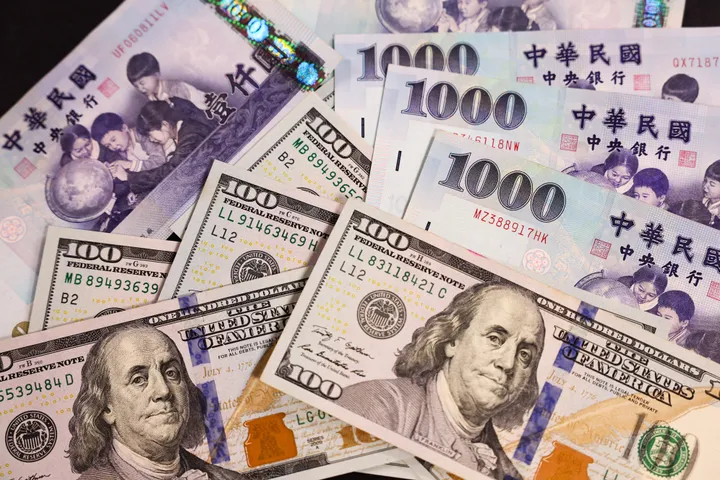 Dollar struggles to recover from losses after Trump comments