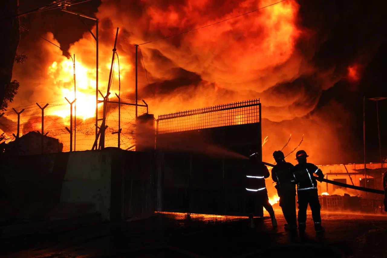 Kebakaran besar hanguskan pabrik sandal di Medan, puluhan unit damkar dikerahkan