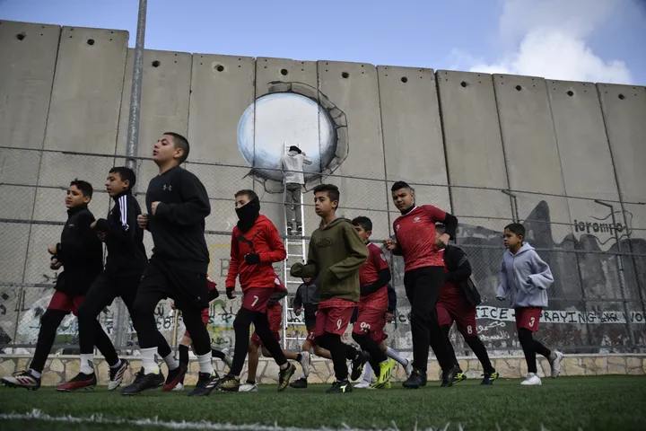 Stadiumi i kampit të refugjatëve "Aida", bëhet simbol i rezistencës palestineze