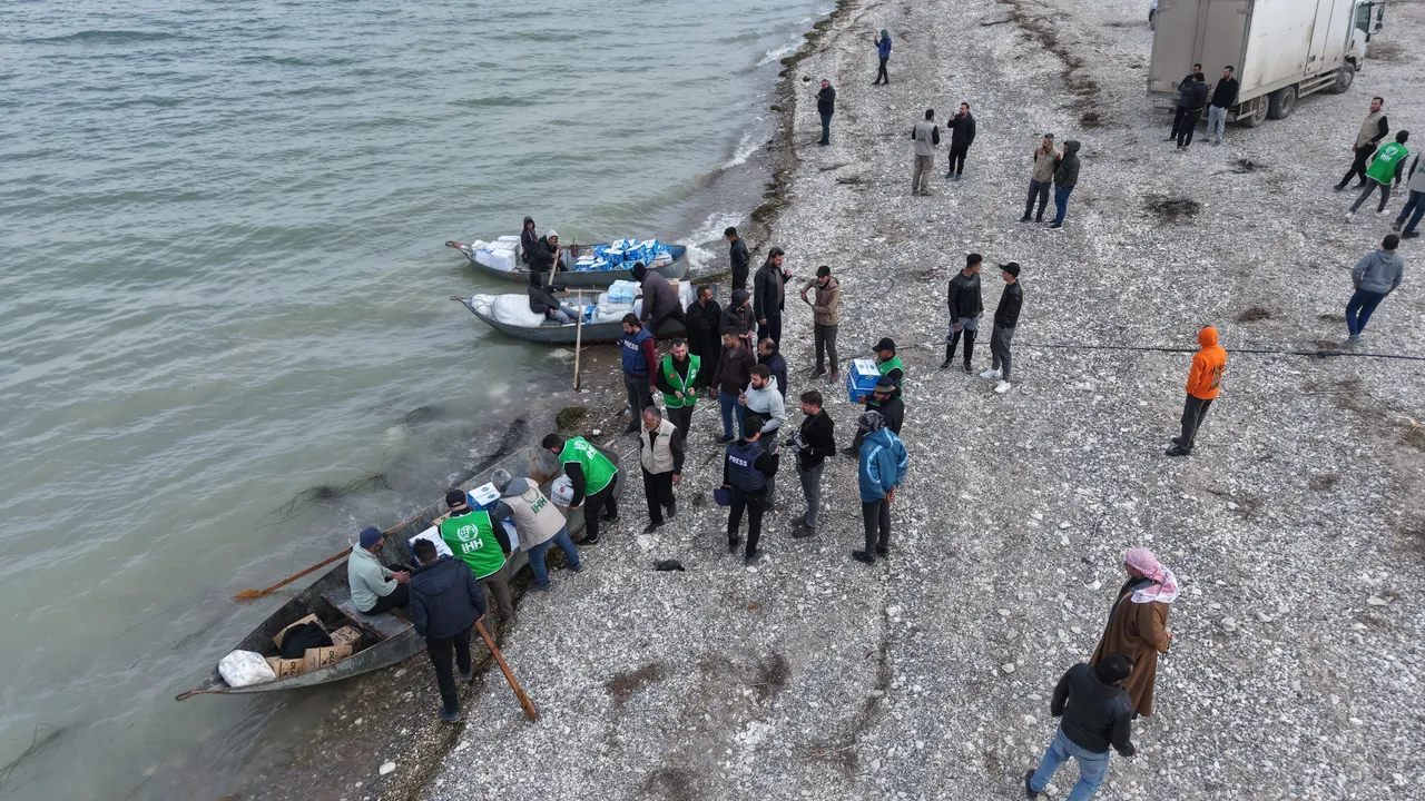 "الإغاثة التركية" توصل مساعدات إلى قرى عين العرب بالقوارب رغم حصار YPG الإرهابي