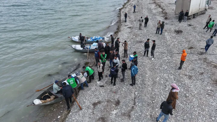 "الإغاثة التركية" توصل مساعدات إلى قرى عين العرب بالقوارب رغم حصار YPG الإرهابي