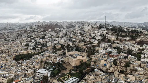 حملة الخليل نموذجاً.. هل بات الاحتلال يعتمد نهجاً جديداً لتفتيت الضفة إلى "إمارات" مفككة؟