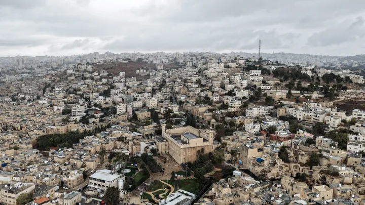 حملة الخليل نموذجاً.. هل بات الاحتلال يعتمد نهجاً جديداً لتفتيت الضفة إلى "إمارات" مفككة؟