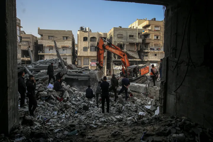 Spasioci pretražuju ruševine u gradu Gazi dok porodice čekaju vijesti o desetinama nestalih