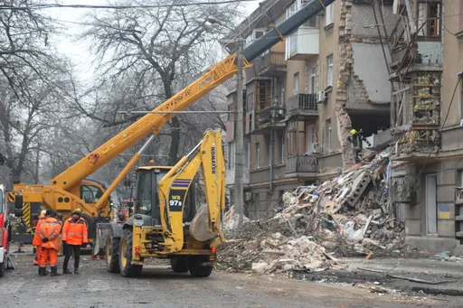 Des attaques russes nocturnes tuent trois personnes en Ukraine