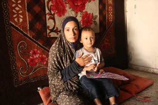 Maternidad, la cicatriz silenciosa en Gaza: una madre protege a su hijo ante la pérdida y el dolor