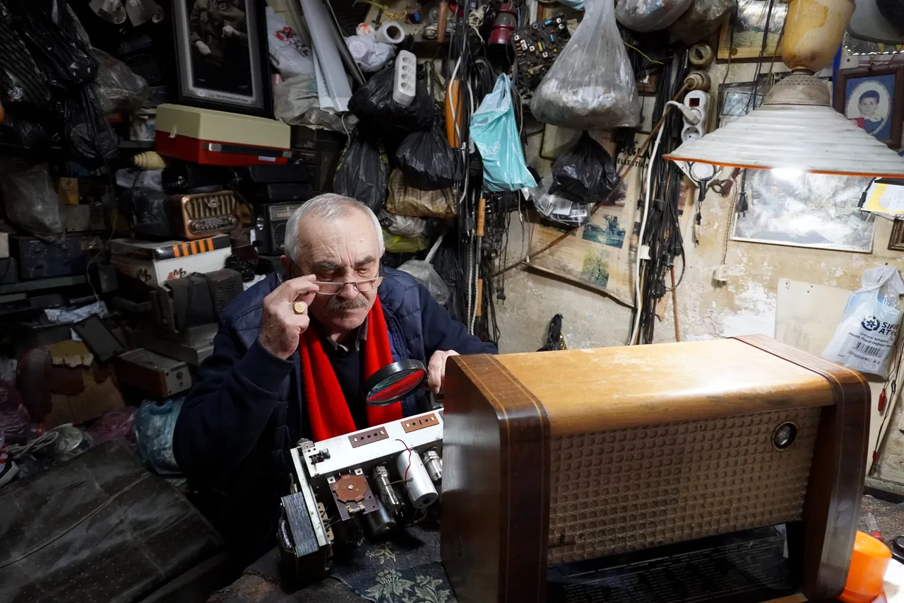 Пет децении посветеност: Турскиот мајстор Мустафа 58 години им дава живот на радијата