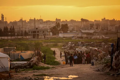 مصابون برصاص إسرائيلي في غزة.. والدفاع المدني يكافح حريقاً متجدداً منذ أكثر من 20 ساعة