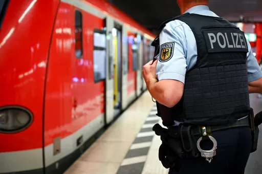 Bericht: 980 Messerdelikte und 2200 Sexualdelikte in Bahnhöfen und Zügen im Jahr 2025