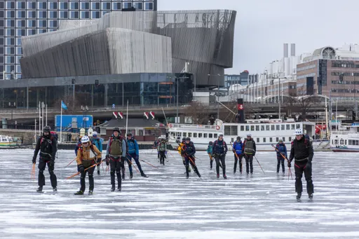 Zaleđena jezera u Stockholmu privukla brojne ljubitelje klizanja
