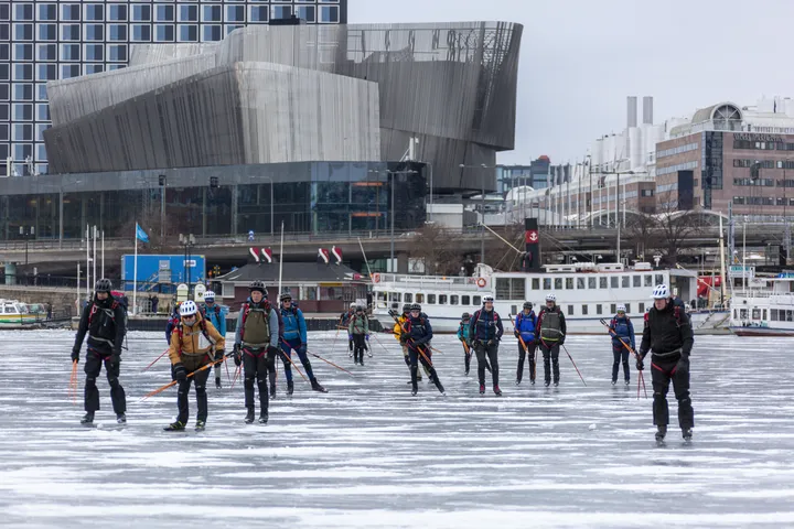 Zaleđena jezera u Stockholmu privukla brojne ljubitelje klizanja
