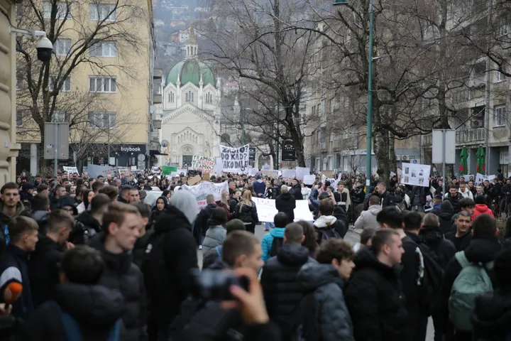 Protesti u Sarajevu se nastavljaju: Mladi tražili odgovornost nakon tramvajske nesreće