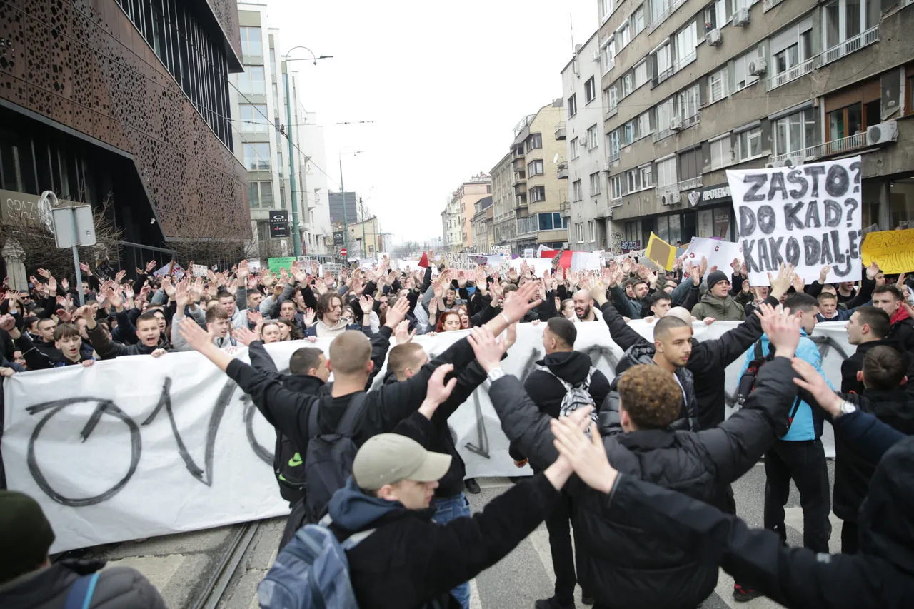 Të rinjtë e Sarajevës bllokojnë qarkullimin, kërkojnë përgjegjësi për aksidentin me tramvaj