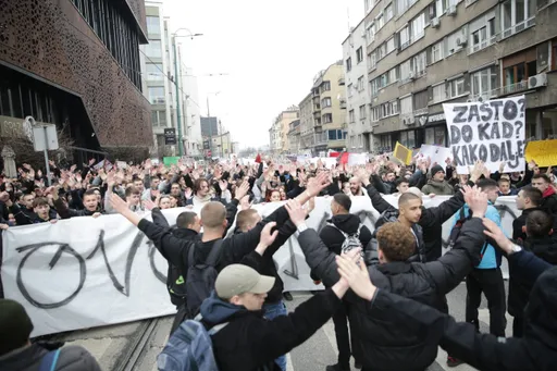 Të rinjtë e Sarajevës bllokojnë qarkullimin, kërkojnë përgjegjësi për aksidentin me tramvaj