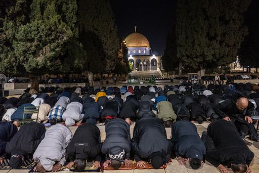 Besimtarët myslimanë falin namazin e teravisë së parë në Xhaminë Al Aksa