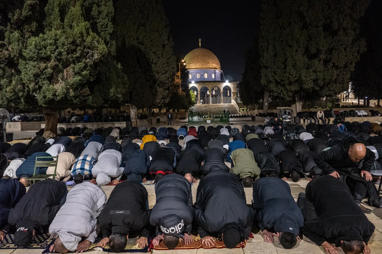 Besimtarët myslimanë falin namazin e teravisë së parë në Xhaminë Al-Aksa