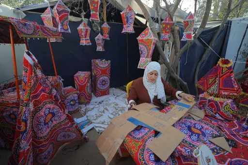 Esta madre en Gaza convierte cajas de ayuda en faroles de Ramadán para no perder la tradición