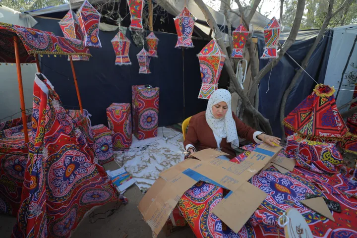 Esta madre en Gaza convierte cajas de ayuda en faroles de Ramadán para no perder la tradición
