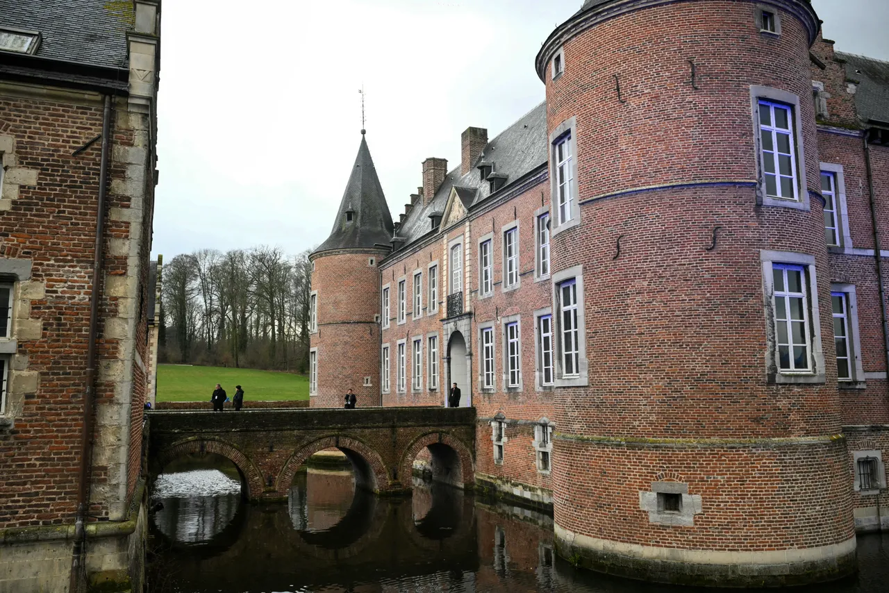 Wanhopig naar geld veilen ze erfgoed: lokale overheden verkopen kerken, gemeentehuizen en kazernes