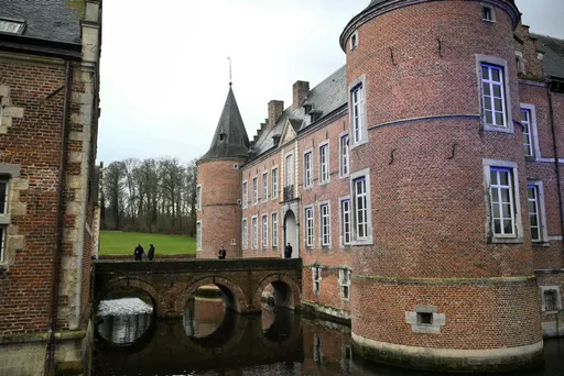 Wanhopig naar geld veilen ze erfgoed: lokale overheden verkopen kerken, gemeentehuizen en kazernes