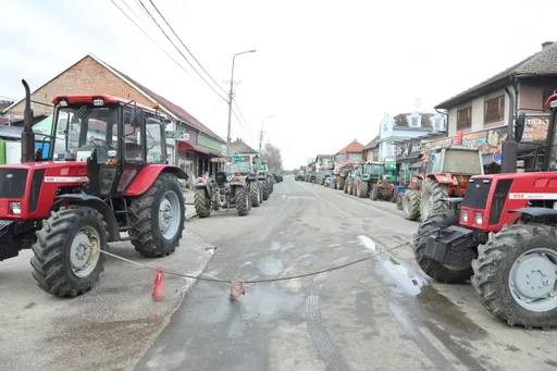 Mlekari nezadovoljni otkupnom cenom blokirali magistralni put u centralnoj Srbiji