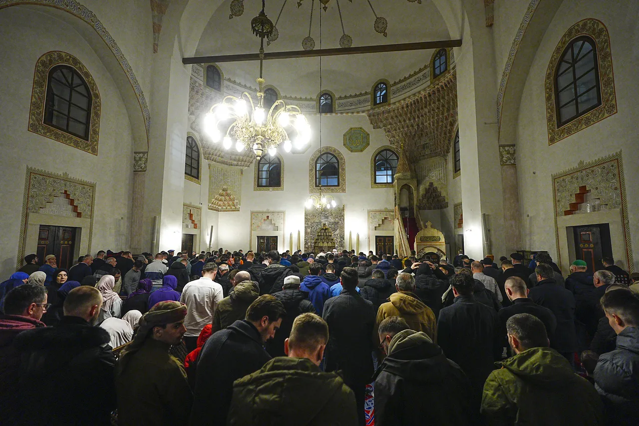 Muslimani u džamijama širom Balkana klanjali prvu teraviju