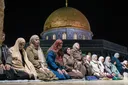 Le premier tarawih à Al-Aqsa attire des milliers de fidèles  malgré les restrictions israéliennes