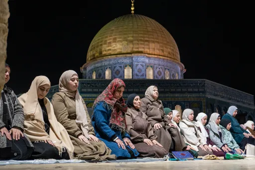 Le premier tarawih à Al-Aqsa attire des milliers de fidèles  malgré les restrictions israéliennes