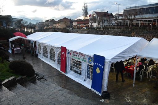 Ushtarët turq të KFOR it shtrojnë iftar në Prizren