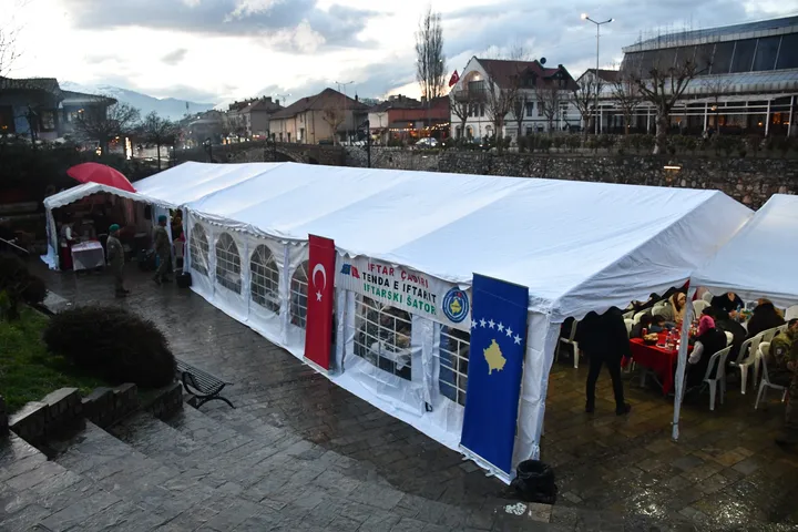 Ushtarët turq të KFOR-it shtrojnë iftar në Prizren