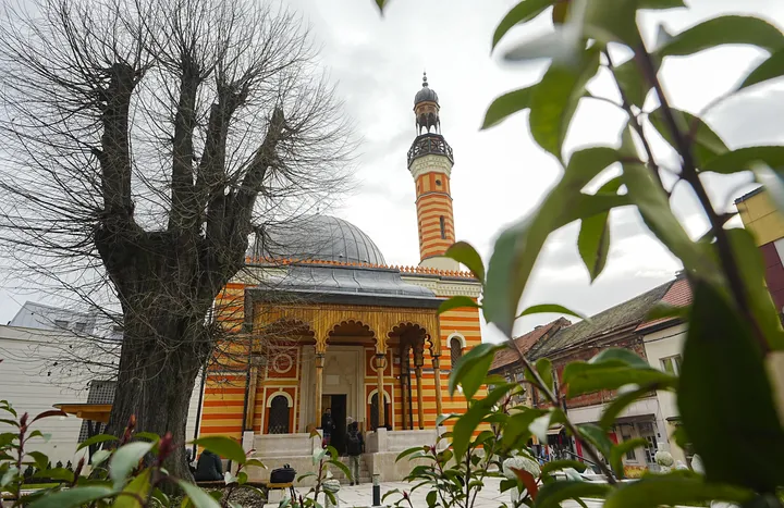 BiH: Najstarija tuzlanska, Behram-begova džamija dočekala prvi ramazan u novom ruhu