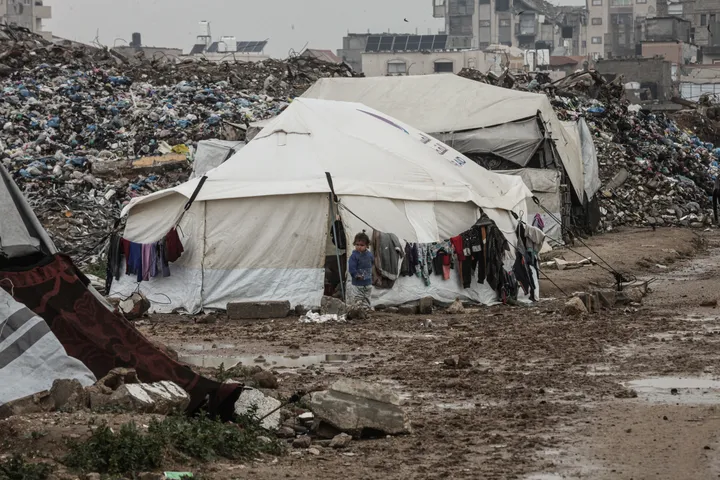 Nevrijeme pogodilo Gazu, poplavljeni šatori raseljenih Palestinaca