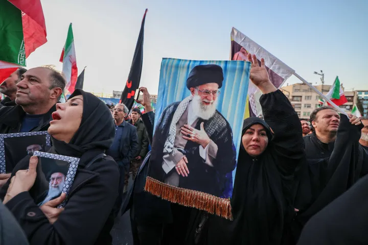 إيران تعلن مقتل خامنئي وقائد الحرس الثوري وتشكيل مجلس ثلاثي لإدارة البلاد