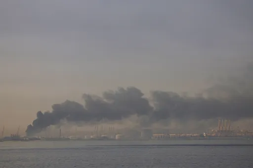 هجمات إيرانية تضرب قواعد أمريكية في الخليج والأردن.. وترمب يتوعد بردّ غير مسبوق