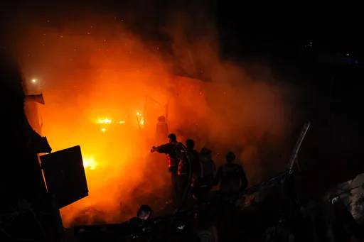 غارات إسرائيلية على مناطق متفرقة بقطاع غزة بينها مبنى يؤوي نازحين