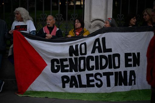 Protestuesit në Madrid formojnë zinxhir njerëzor për të kundërshtuar luftën në Lindjen e Mesme