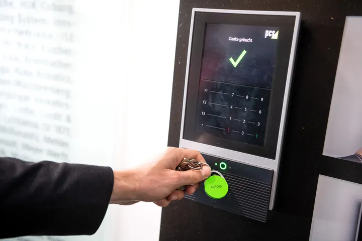 Umfrage: Viele Überstunden bei Kitas, Kliniken, Polizei