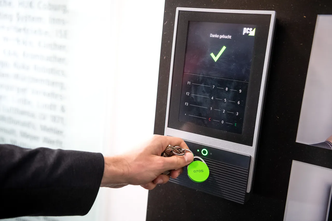 Umfrage: Viele Überstunden bei Kitas, Kliniken, Polizei