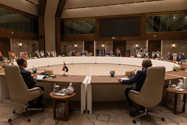 Vendet arabe dhe islame dënojnë sulmet e Iranit, bëjnë thirrje për qetësim të situatës