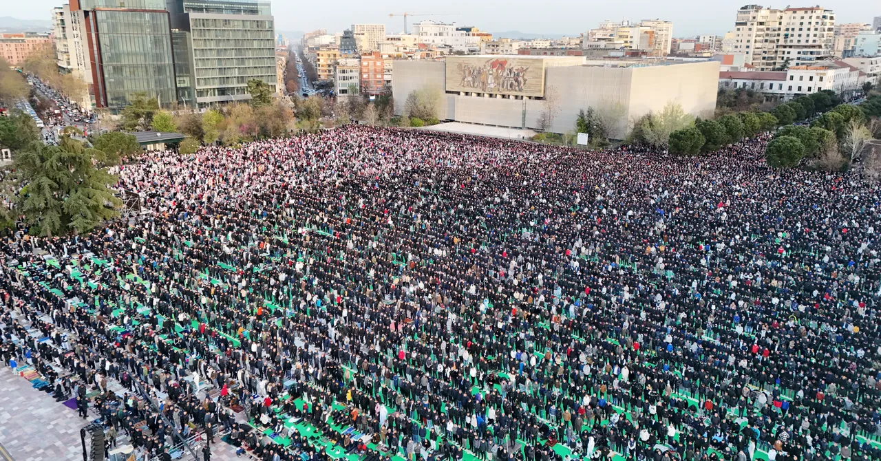 Mijëra besimtarë myslimanë në rajon falin namazin e Fitër Bajramit