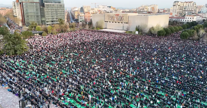 Mijëra besimtarë myslimanë në rajon falin namazin e Fitër Bajramit